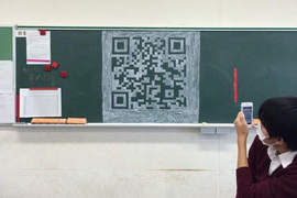 教室黑板出現《QR code塗鴉》讀取後到底會出現什麼呢?wwww 教室黑板出現《QR code塗鴉》讀取後到底會出現什麼呢?wwww