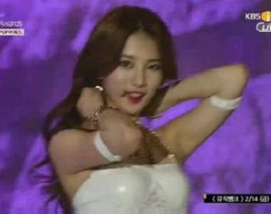 Miss A《秀智曝光事故》?一個不小心胸前就...(//▽//) Miss A《秀智曝光事故》?一個不小心胸前就...(//▽//)