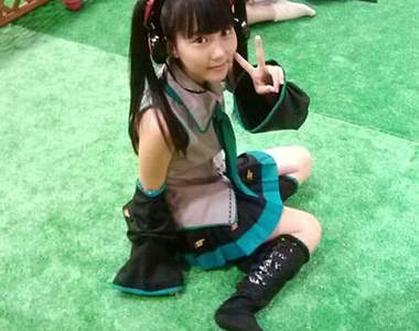《田中美久超神COS》女神初音大玩火車便當?都是女生沒關係啦(抱 《田中美久超神COS》女神初音大玩火車便當?都是女生沒關係啦(抱