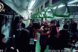 小套套掉在地鐵上好害羞 想不到阿珠媽的反應更奇妙 小套套掉在地鐵上好害羞 想不到阿珠媽的反應更奇妙