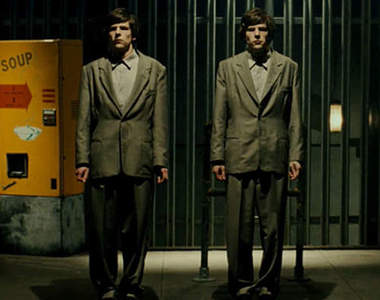 傑西艾森柏格《The Double》驚悚又精彩的預告 傑西艾森柏格《The Double》驚悚又精彩的預告