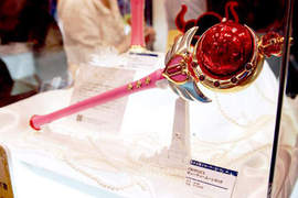 《美少女戰士》武器實體化女王新月權杖展出實品照來哩 《美少女戰士》武器實體化女王新月權杖展出實品照來哩