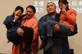 相撲公主抱 超強壯溫柔鄉想體驗的人數破表啦 相撲公主抱 超強壯溫柔鄉想體驗的人數破表啦