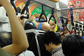 日本《滿員電車》實錄 為了抵達目的地只好忍耐了(握拳) 日本《滿員電車》實錄 為了抵達目的地只好忍耐了(握拳)