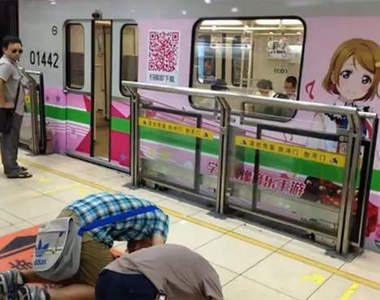 《對痛電車下跪》引發日媒議論 不如問為什麼把神像印在電車上? 《對痛電車下跪》引發日媒議論 不如問為什麼把神像印在電車上?