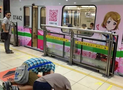 《對痛電車下跪》引發日媒議論 不如問為什麼把神像印在電車上？