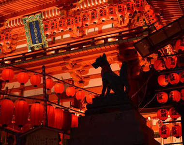 夢幻絕景《伏見稻荷大社本宮祭》數千個燈籠染紅夜晚的神社 夢幻絕景《伏見稻荷大社本宮祭》數千個燈籠染紅夜晚的神社