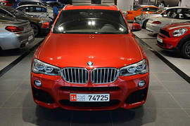阿布達比《BMW X4》是紅的帥還是黑的酷呢? 阿布達比《BMW X4》是紅的帥還是黑的酷呢?