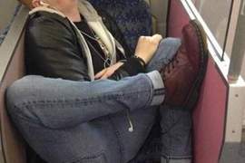 《不可思議的睡著姿勢》告訴我你到底怎麼睡的...... 《不可思議的睡著姿勢》告訴我你到底怎麼睡的......