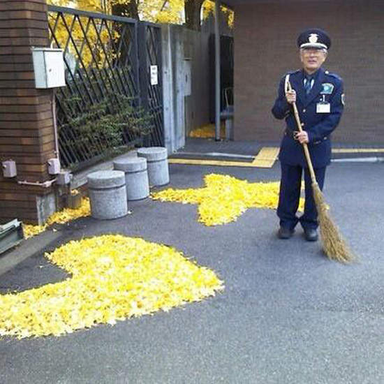 日本大學《掃地的警衛北北》其實你很想去迪士尼打工對不對~(笑) 日本大學《掃地的警衛北北》其實你很想去迪士尼打工對不對~(笑)