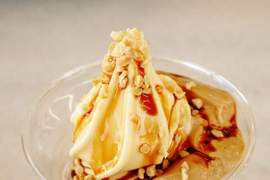 日本便利商店美食《超滑嫩焦糖布丁聖代》專為大人製作的口感是? 日本便利商店美食《超滑嫩焦糖布丁聖代》專為大人製作的口感是?
