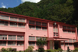 廢棄46年的勝阪小學校 依山傍水的情境下總給人一總溫暖的感覺 廢棄46年的勝阪小學校 依山傍水的情境下總給人一總溫暖的感覺
