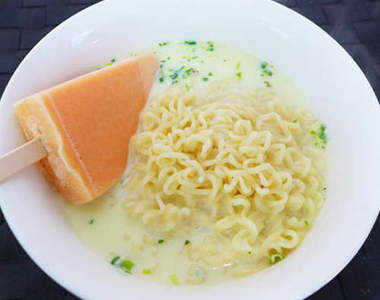 美味的《泡麵+冰棒》吃法 登場的當然是那「義大利麵冰棒」囉(奸) 美味的《泡麵+冰棒》吃法 登場的當然是那「義大利麵冰棒」囉(奸)