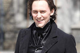 湯姆希德斯頓《Crimson Peak》黑色復古風現身片場 湯姆希德斯頓《Crimson Peak》黑色復古風現身片場