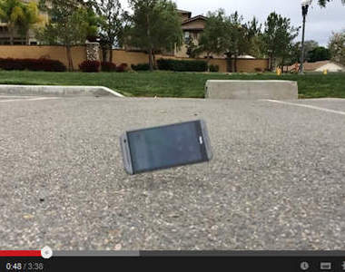 金屬HTC One (M8) vs.地表最硬水泥地 究竟誰最耐摔呢 金屬HTC One (M8) vs.地表最硬水泥地 究竟誰最耐摔呢