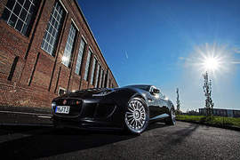 新鞋上身《Jaguar F-Type Coupe》性能升級預備中 新鞋上身《Jaguar F-Type Coupe》性能升級預備中