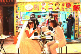 日本版《穿婚紗遊世界》這一對情侶太可愛 日本版《穿婚紗遊世界》這一對情侶太可愛