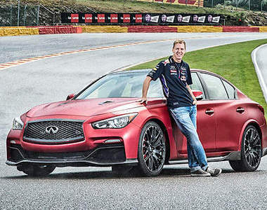 《Infiniti Q50 Eau Rouge》出現在F1賽道竟然不是要比快? 《Infiniti Q50 Eau Rouge》出現在F1賽道竟然不是要比快?