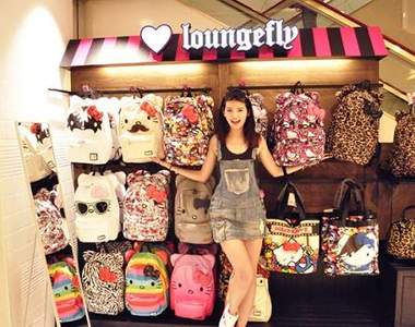 萌妞黃小寧激推Loungefly背包~ 誰說無嘴貓【Hello Kitty】跟Rocker 【艾薇兒】沾不上邊?? 萌妞黃小寧激推Loungefly背包~ 誰說無嘴貓【Hello Kitty】跟Rocker 【艾薇兒】沾不上邊??