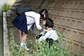 在路邊大膽親親的《百合女高中生》這世界果然不需要男人…… 在路邊大膽親親的《百合女高中生》這世界果然不需要男人……