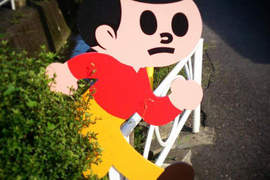 《注意行人看板》的超衝擊事實發覺 外表看似小孩但其實... 《注意行人看板》的超衝擊事實發覺 外表看似小孩但其實...
