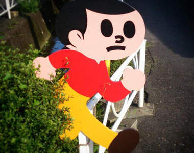 《注意行人看板》的超衝擊事實發覺 外表看似小孩但其實... 《注意行人看板》的超衝擊事實發覺 外表看似小孩但其實...