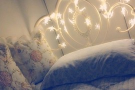 《房間的燈光小點綴》聖誕節過了還可以把小燈拿來點綴房間 《房間的燈光小點綴》聖誕節過了還可以把小燈拿來點綴房間