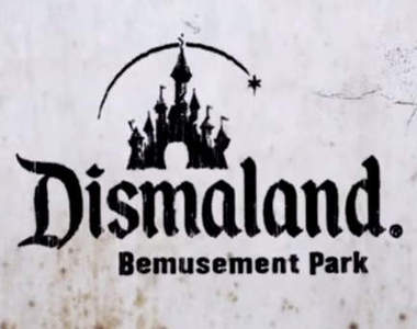 Banksy《迪弒尼樂園》預告 歡迎家長帶小孩體驗現實世界唷 Banksy《迪弒尼樂園》預告 歡迎家長帶小孩體驗現實世界唷