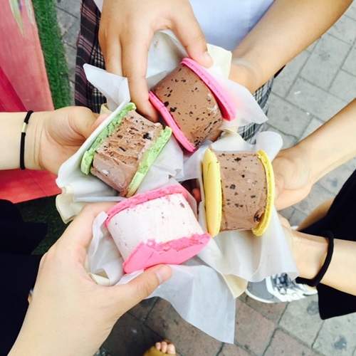 滿腹感十足的《馬卡龍冰淇淋》它還有一個可愛名字叫企鵝馬卡龍唷～