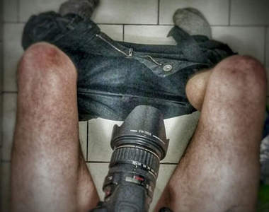 《廁所曬機照》selfpee最新流行拍照式脫褲募集中 《廁所曬機照》selfpee最新流行拍照式脫褲募集中