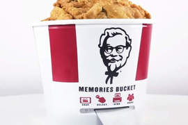 加拿大《KFC肯德基炸雞桶》這個桶子怪怪的喔(指) 加拿大《KFC肯德基炸雞桶》這個桶子怪怪的喔(指)