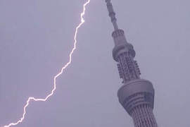 《雷擊東京晴空塔》網友們拍下決定性的瞬間 《雷擊東京晴空塔》網友們拍下決定性的瞬間