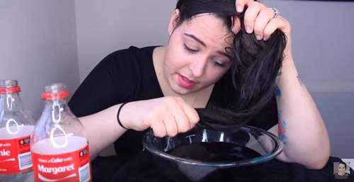 明星都用這招？ 真人實測「用可樂洗頭」...洗完吹乾後「結果」竟齣乎想像？！ (影)