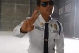 《網路宅神人》菲律賓歌神警衛+百位神級配音+印度舞棍交警每個都好神 《網路宅神人》菲律賓歌神警衛+百位神級配音+印度舞棍交警每個都好神