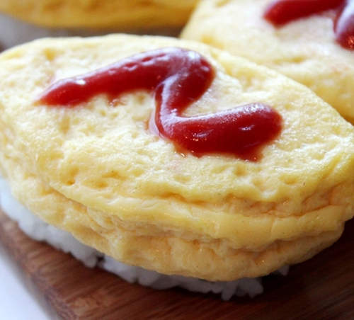 《蛋包飯壽司》濃郁蛋香加上濃郁的肉汁流出也太美味了吧