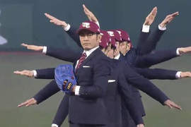 WORLD ORDER《千手觀音開球式》這是我看過最炫的開球了 WORLD ORDER《千手觀音開球式》這是我看過最炫的開球了