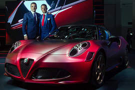 《Alfa Romeo 4C La Furiosa》到杜拜當然要來點特別的 《Alfa Romeo 4C La Furiosa》到杜拜當然要來點特別的