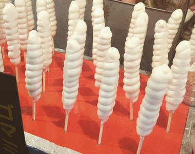 日本攤販美食《麻糬熱狗》形狀害羞(?)但也默默成為祭典定番 日本攤販美食《麻糬熱狗》形狀害羞(?)但也默默成為祭典定番