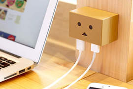 《阿愣 AC 轉 USB 充電器》看著阿愣也可以順便幫壞心情充電喔 《阿愣 AC 轉 USB 充電器》看著阿愣也可以順便幫壞心情充電喔