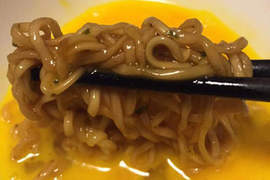 網路話題《泡麵沾蛋汁》炒麵泡麵的美味新吃法♪ 網路話題《泡麵沾蛋汁》炒麵泡麵的美味新吃法♪