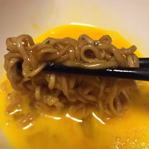 網路話題《泡麵沾蛋汁》炒麵泡麵的美味新吃法♪