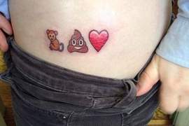 《悲劇Emoji表情符號刺青》猴子+便便+愛心到底想表達什麼? 《悲劇Emoji表情符號刺青》猴子+便便+愛心到底想表達什麼?