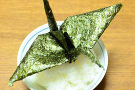 《海苔紙鶴》這樣都可以折出一個紙鶴會不會太誇張(汗) 《海苔紙鶴》這樣都可以折出一個紙鶴會不會太誇張(汗)