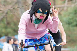 超混亂《COSPLAY腳踏車賽》跑出一大堆跟聖誕節無關的傢伙…… 超混亂《COSPLAY腳踏車賽》跑出一大堆跟聖誕節無關的傢伙……
