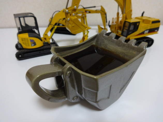 話題商品《挖土機鏟斗杯》讓奶茶咖啡變得有如泥水般的神奇造型杯(ﾟ∀ﾟ)