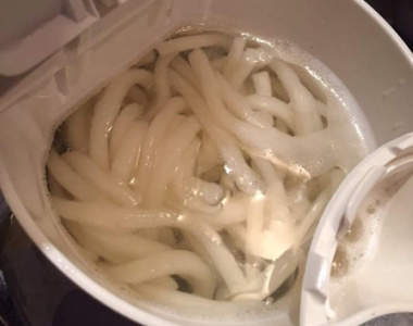 《烏龍麵的創新煮法》不虧是烏龍麵縣民才有的發想啊wwww 《烏龍麵的創新煮法》不虧是烏龍麵縣民才有的發想啊wwww