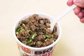 《史上肉塊最大量的杯麵》日清謎肉祭給你10倍的肉肉肉肉肉... 《史上肉塊最大量的杯麵》日清謎肉祭給你10倍的肉肉肉肉肉...