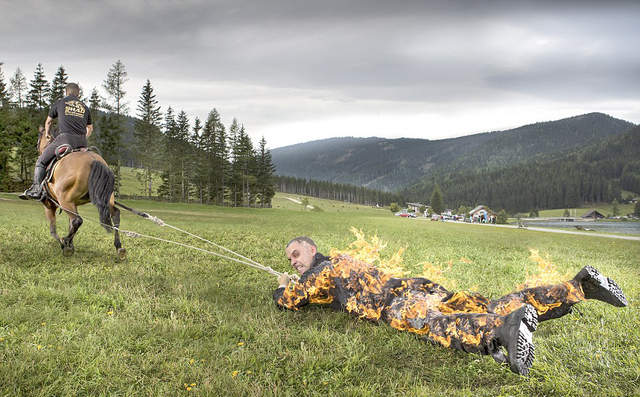 《2017最奇怪金氏記錄》從跳最高草泥馬到著火拖行最遠都收錄其中 《2017最奇怪金氏記錄》從跳最高草泥馬到著火拖行最遠都收錄其中