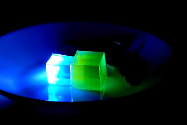 推特網友自製《螢光果凍》黑暗中發光的果凍你敢吃嗎？