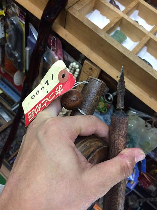 《古董店發現超便宜暗器》帥氣刀槍拿在老闆爺爺的手上莫名逗趣ww - 圖片4